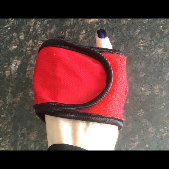 CURVES Armband for Phone, Money or ID When Working Out - Picture 6 of 6